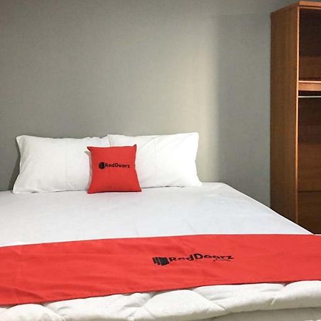 מלון Reddoorz @ Citraland סוראבאיה מראה חיצוני תמונה